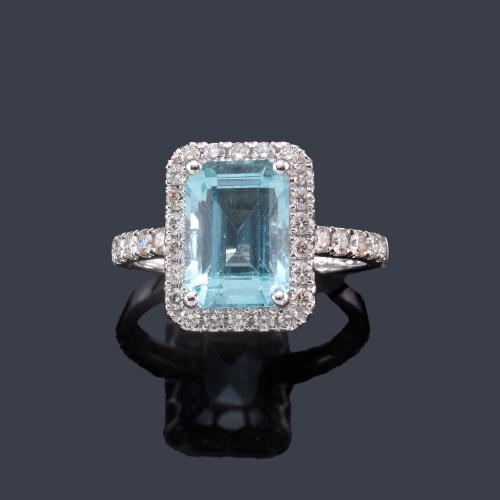 Lote 2266
Anillo con aguamarina talla rectangular de aprox. 3,19 ct con orla y brazos de brillantes de aprox. 0,58 ct en total.