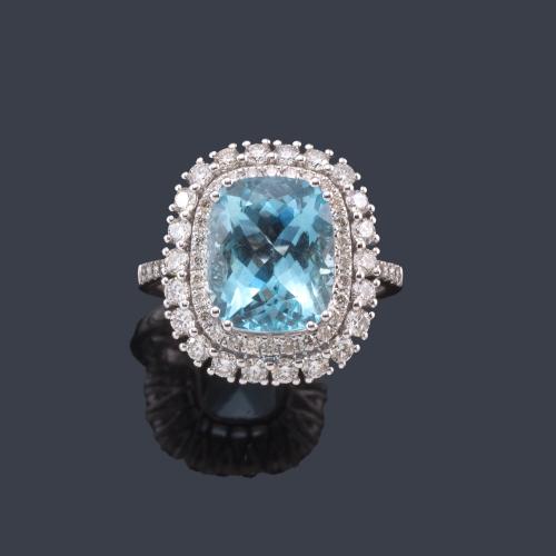  Anillo con aguamarina talla rectangular de aprox. 4,00 ct con doble orla de brillantes de aprox. 0,95 ct en total.