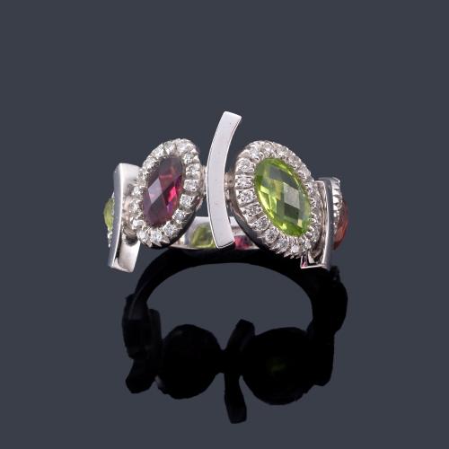  Anillo con peridotos y rubelitas facetadas con orla de brillantes.