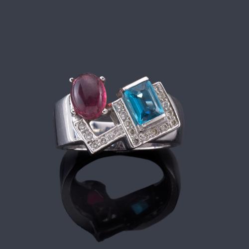  Anillo con un topacio azul y una amatista en cabujón con brillantes, en montura de oro blanco de 18K.