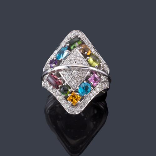  Anillo con diseño en forma de rombo con topacios, citrinos y amatistas con cuajado de brillantes.