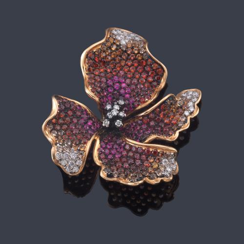  Colgante en forma de orquídea con pavé con zafiros naranjas y rosa en degradado de color de aprox. 6,00 ct en total y brillantes de aprox. 0,50 ct.