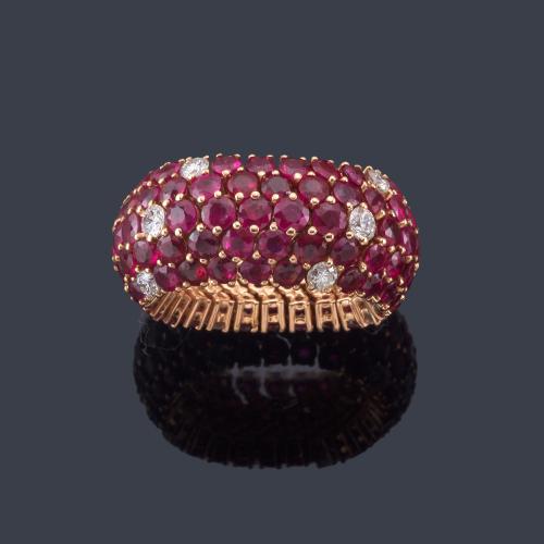 Lote 2273
Anillo articulado con cuajado de rubíes de aprox. 11,40 ct en total salpicado con brillantes.
