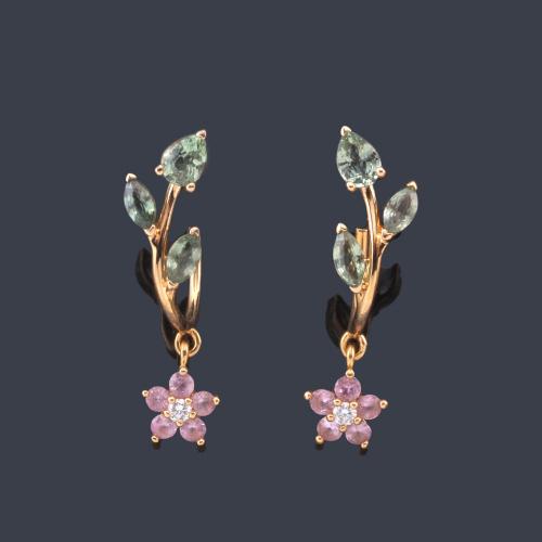  SUAREZ
Pendientes largos con zafiros rosas y verdes en montura de oro rosa de 18K.