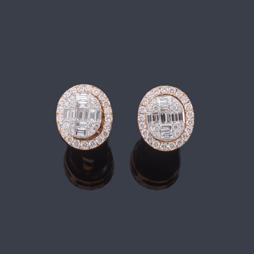  Pendientes cortos con diamantes talla brillante y baguette de aprox. 1,04 ct en total.