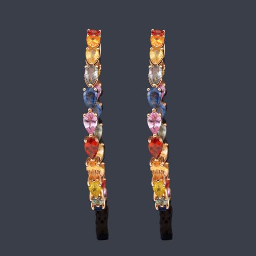  Criollas con banda de zafiros multicolor talla perilla de aprox. 9,85 ct en total.