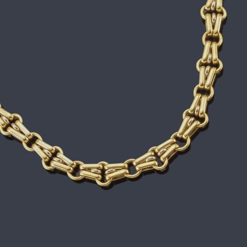  Collar corto con eslabones ovalados y rectangulares en montura de oro amarillo de 18K.