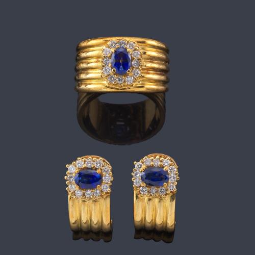  Pendientes y anillo con zafiros talla oval y orla de brillantes en montura gallonada de oro amarillo de 18K.