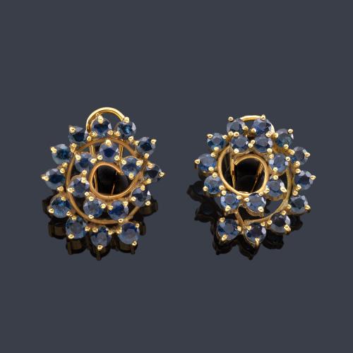  Pendientes cortos con diseño de espiral con zafiros talla redonda en montura de oro amarillo de 18K.