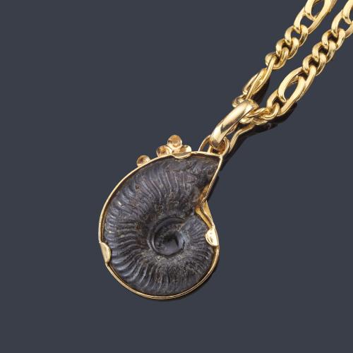  Colgante con amonite en montura y cadena de oro amarillo de 18K.
