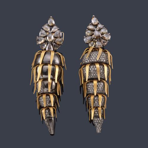 Lote 2297
Pendientes largos con diamantes 'brown' talla holandesa y brillante en montura de oro amarillo y gris de 14K.