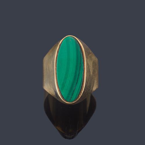  Anillo tipo sello con pieza de malaquita en montura de oro amarillo de 18K.