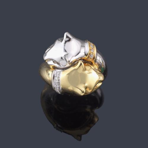  Anillo con dos cabezas de pantera contrapeadas con detalles de brillantes.