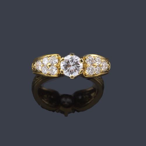 YANES
Anillo con brillante central de aprox. 0,64 ct con diamantes en ambos lados de aprox. 0,80 ct en total.