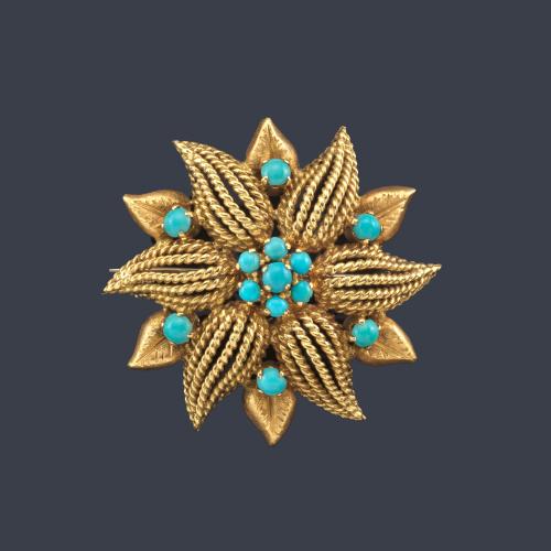  Broche años '70 con diseño floral decorado con turquesas en montura de oro amarillo de 18K.