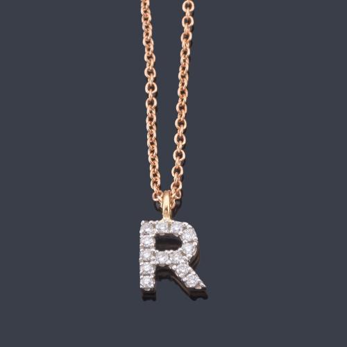  Colgante letra 'R' con brillantes de aprox. 0,07 ct en montura y cadena de oro rosa de 18K.