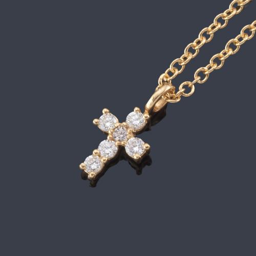  Cruz de brillantes en montura y cadena de oro amarillo de 18K.