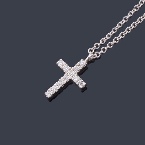  Cruz de brillantes en montura y cadena de oro blanco de 18K.