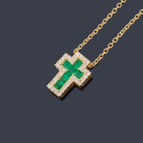 Lote 2316
Colgante en forma de cruz con esmeraldas de aprox. 0,23 ct y brillantes de aprox. 0,08 ct en total.