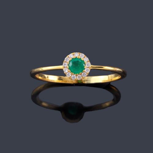 Lote 2317
Anillo con esmeralda central de aprox. 0,17 ct y orla de brillantes en montura de oro amarillo de 18K.