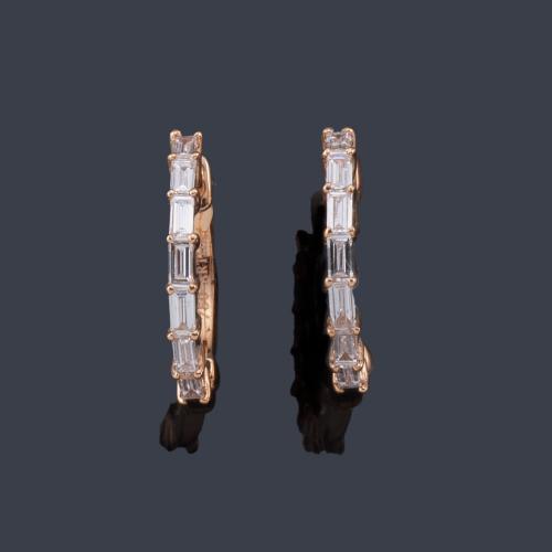  Criollas con banda de diamantes talla baguette de aprox. 0,24 ct en total.