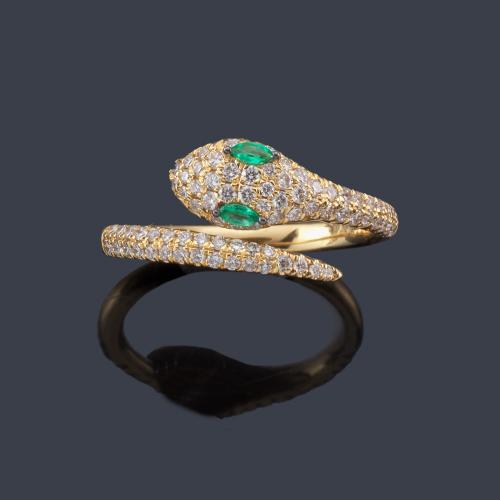  Anillo en forma de serpiente con cuajado de brillantes de aprox. 0,50 ct en total.