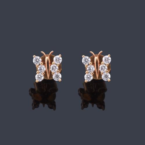 Lote 2323
Pendientes cortos en forma de mariposa con brillantes de aprox. 0,25 ct en total.