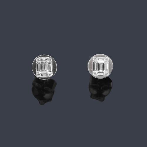  Dormilonas con diamantes talla baguette de aprox. 0,15 ct en total.