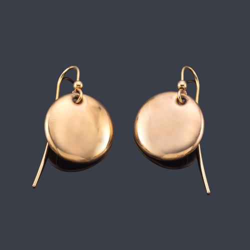 Lote 2327
SUAREZ
Pendientes largos con motivo circular en oro amarillo de 18K.
Cierre de gancho.