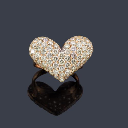 Lote 2333
Anillo con diseño de corazón en pavé de brillantes de aprox. 3,80 ct en total.