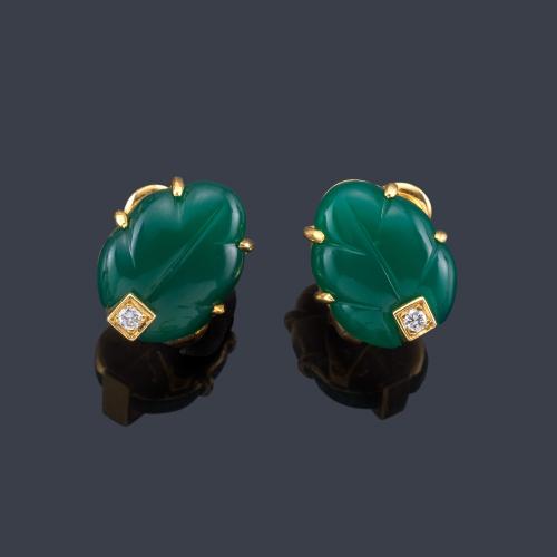  CARTIER
Pendientes cortos con motivo de hoja realizada en crisoprasas y detalle de brillante.