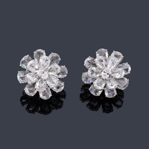  Pendientes cortos con diseño floral y cuajado de diamantes talla perilla y holandesa de aprox. 13,62 ct, con un diamante talla oval al centro.