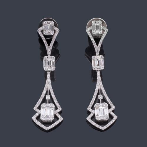 Lote 2339
Pendientes largos con diamantes talla brillante y baguette de aprox. 1,88 ct en total.