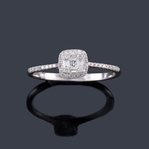 Lote 2341
Anillo con motivo central con diamantes talla baguette y brillantes de aprox. 0,20 ct en total.