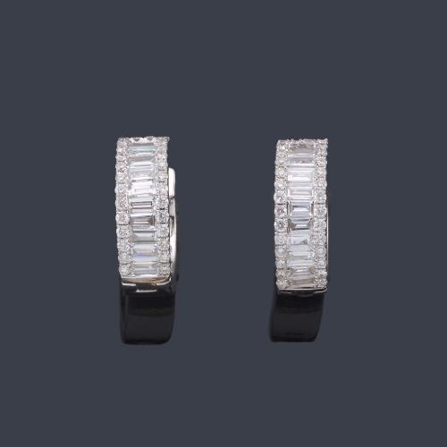  Pendientes criollas con banda de diamantes talla baguette y brillante de aprox. 0,88 ct en total.