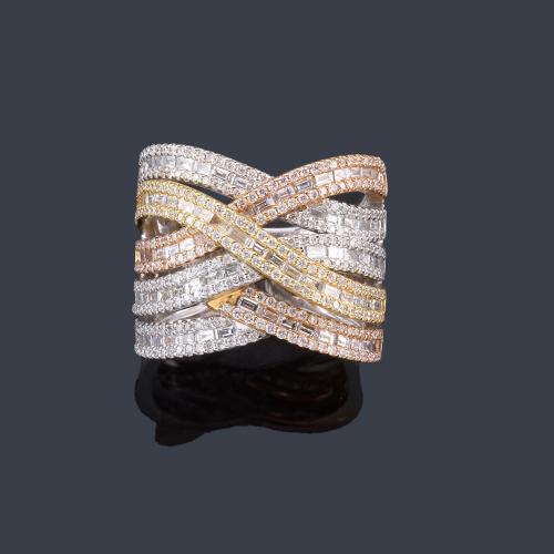 Lote 2348
Anillo con bandas cruzadas de diamantes talla baguette y brillantes de aprox. 1,92 ct en total.