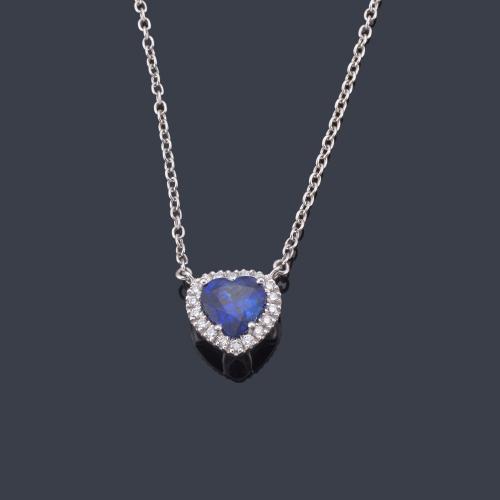  Colgante con zafiro talla corazón de aprox. 1,49 ct con orla de brillantes de aprox. 0,20 ct en total. Certificado C. DUNAIGRE Switzerland.