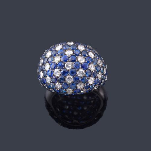 Lote 2350
Anillo bombé con cuajado de zafiros azules de aprox. 5,50 ct en total intercalado con diamantes talla suiza de aprox. 1,38 ct en total.