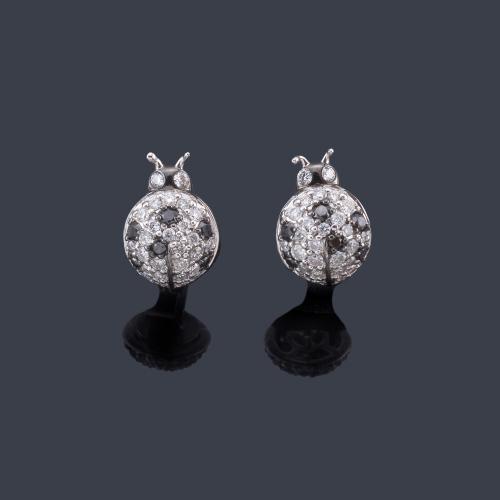  Pendientes en forma de mariquita con brillantes negros e incoloros de aprox. 0,39 ct en total.