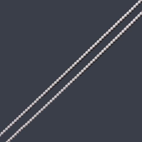 Lote 2352
Collar tipo rivière con banda de brillantes de aprox. 11,62 ct en total.