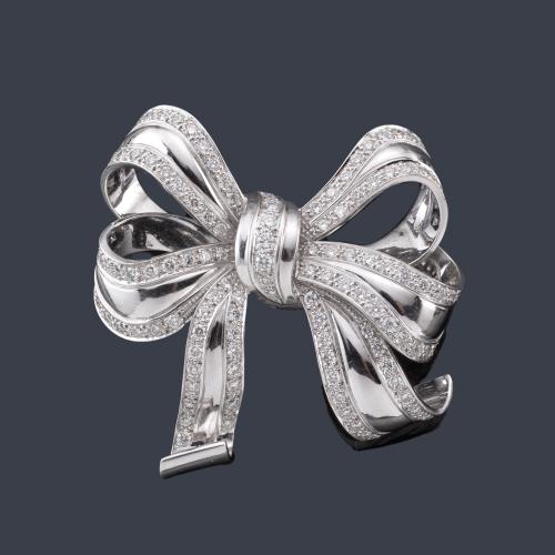 Lote 2353
Broche en forma de lazada con brillantes de aprox. 1,90 ct en total.