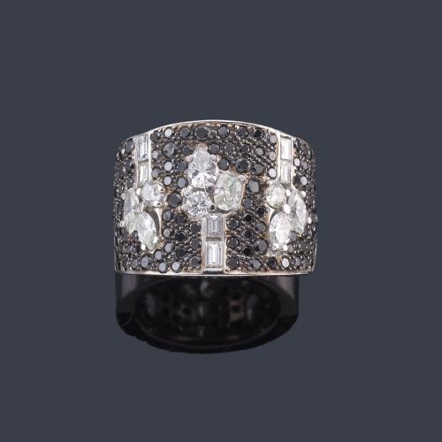 Lote 2355
Anillo ancho en oro blanco de 18K con pavé de diamantes incoloros 1,53 ct y diamantes negros de aprox. 2,83 ct en total.
