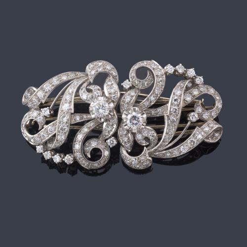  Broche doble clip años 30' en platino con diamantes talla brillante y sencilla de aprox. 3,20 ct en total.