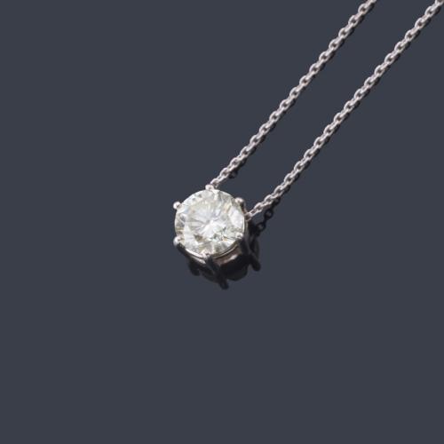  Colgante con brillante de aprox. 0,95 ct engastado en garra y con cadena de oro blanco de 18K.