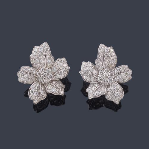 Lote 2360
Pendientes con diseño floral en pavé de brillantes de aprox. 3,86 ct en total.