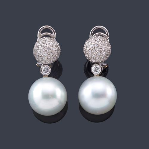  GREGORY
Pendientes largos con pareja de perlas australianas de aprox. 16,58 mm y 16,74 mm con motivo superior esférico cuajado de brillantes.