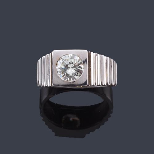 Lote 2363
Solitario con brillante central de aprox. 1,49 ct en montura gallonada de oro blanco de 18K.
