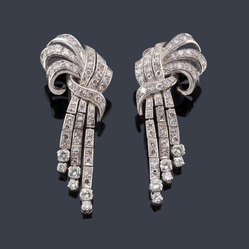 Lote 2367
Pendientes largos con diamantes talla sencilla y brillante de aprox. 4,00 ct en total. Años '60.