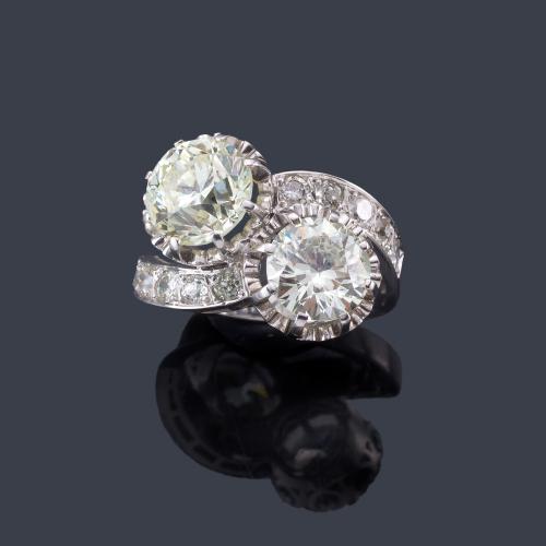 Lote 2368
Anillo 'tu y yo' con pareja de brillantes de aprox. 1,86 ct y 3,02 ct respectivamente, engastados en garra ilusión.