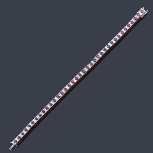  Pulsera rivière con rubíes talla redonda de aprox. 6,00 ct en total.